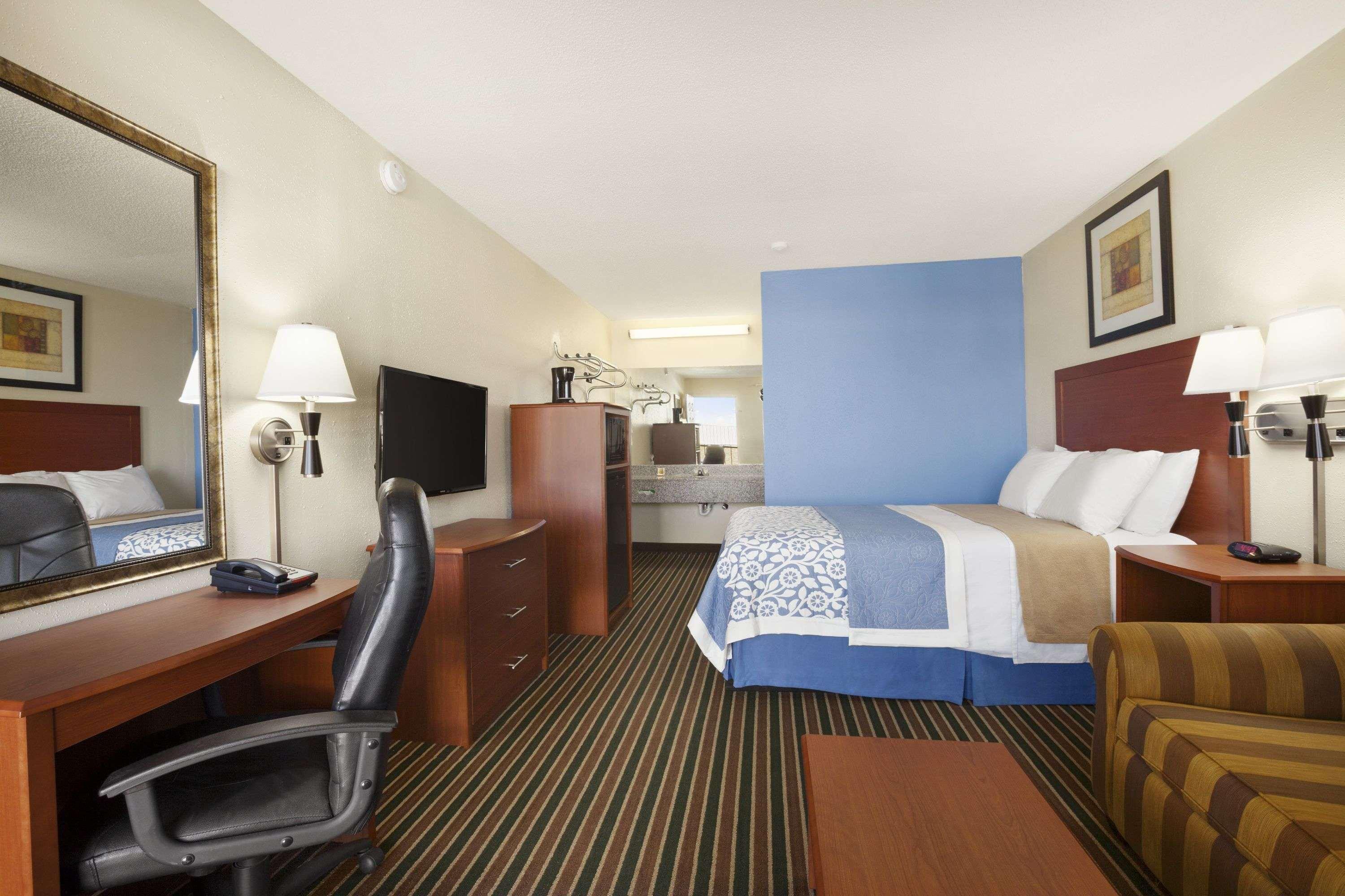 Days Inn by Wyndham Champaign/Urbana Bagian luar foto