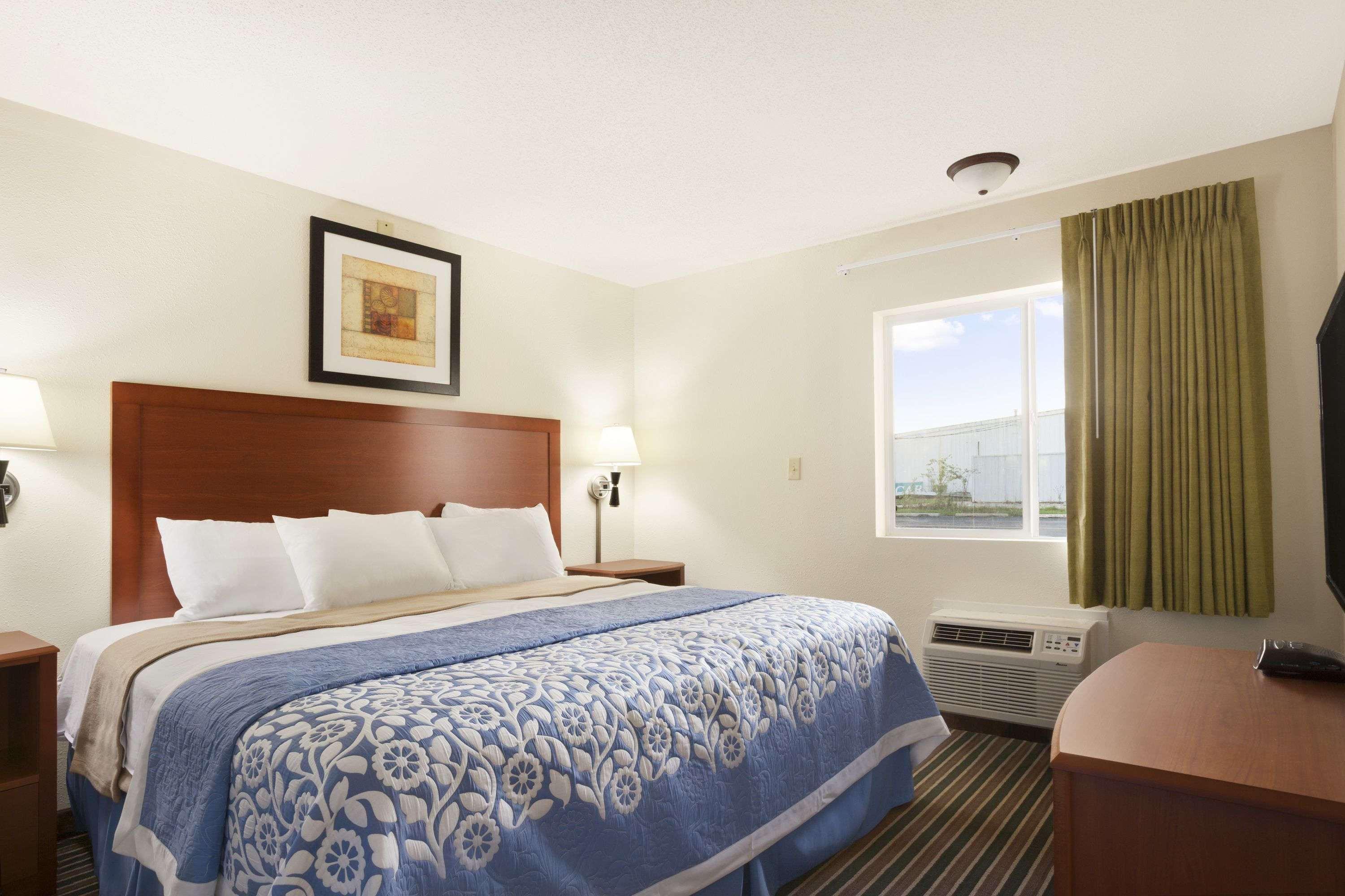 Days Inn by Wyndham Champaign/Urbana Bagian luar foto