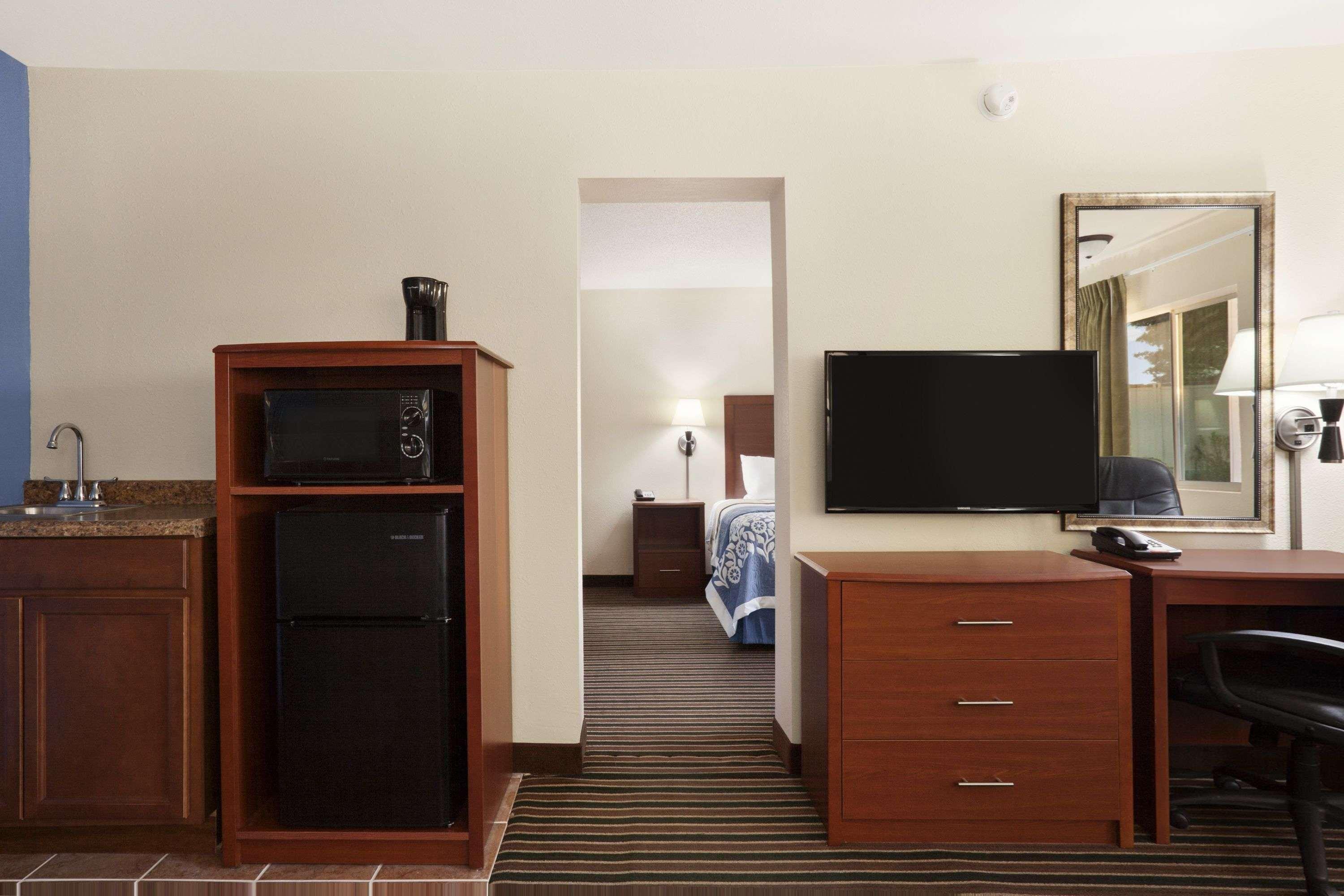 Days Inn by Wyndham Champaign/Urbana Bagian luar foto