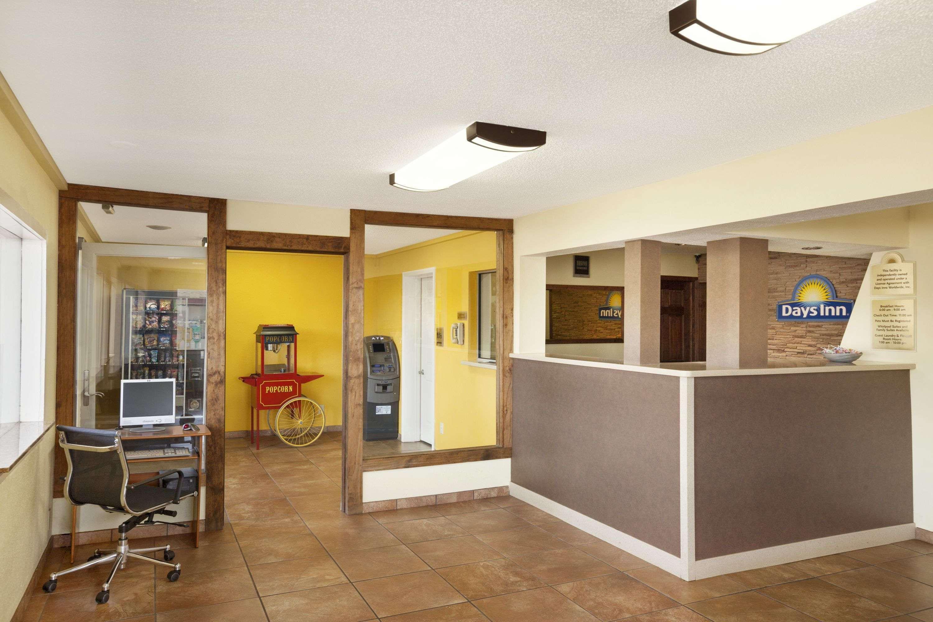 Days Inn by Wyndham Champaign/Urbana Bagian luar foto