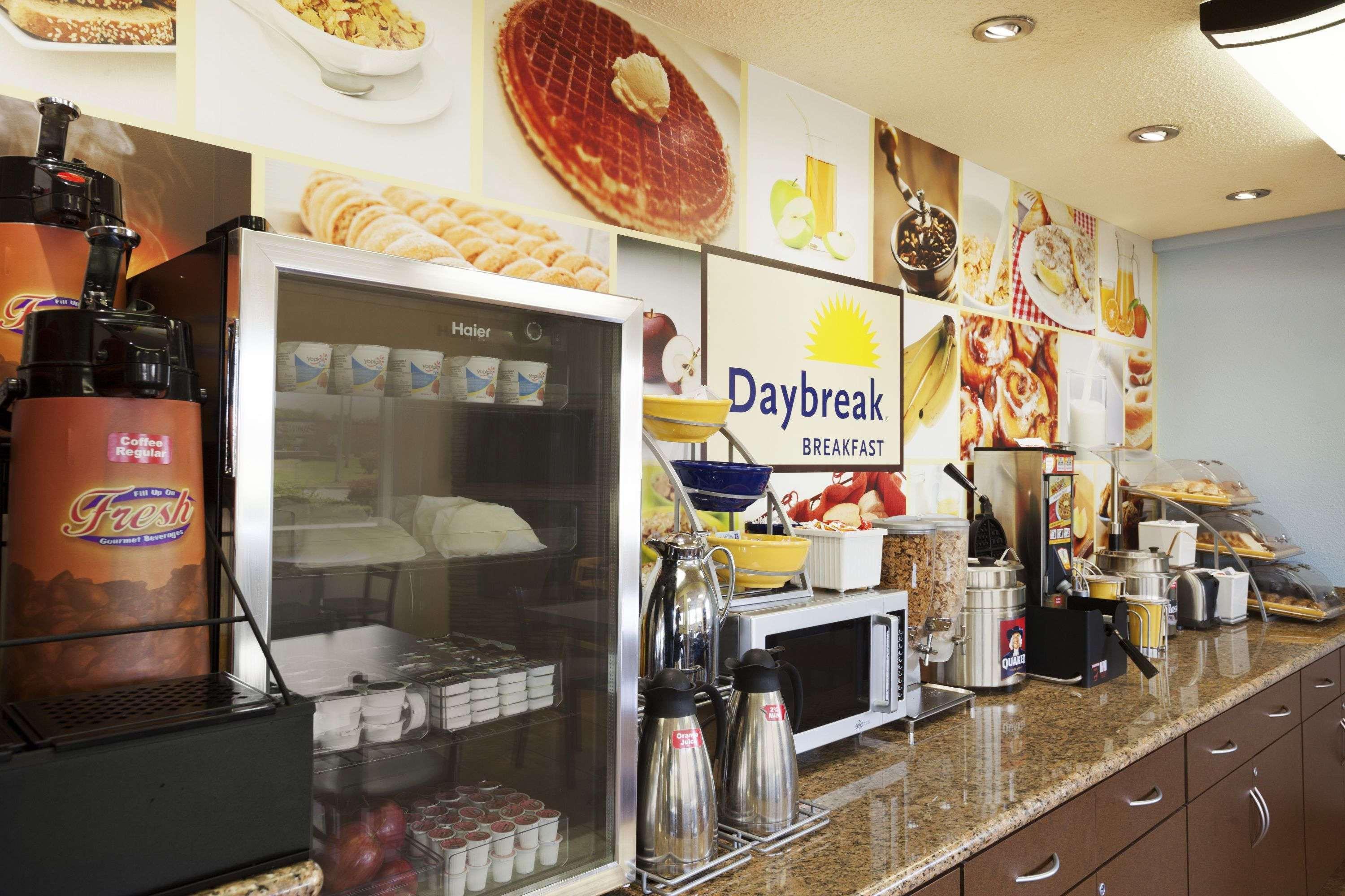 Days Inn by Wyndham Champaign/Urbana Bagian luar foto