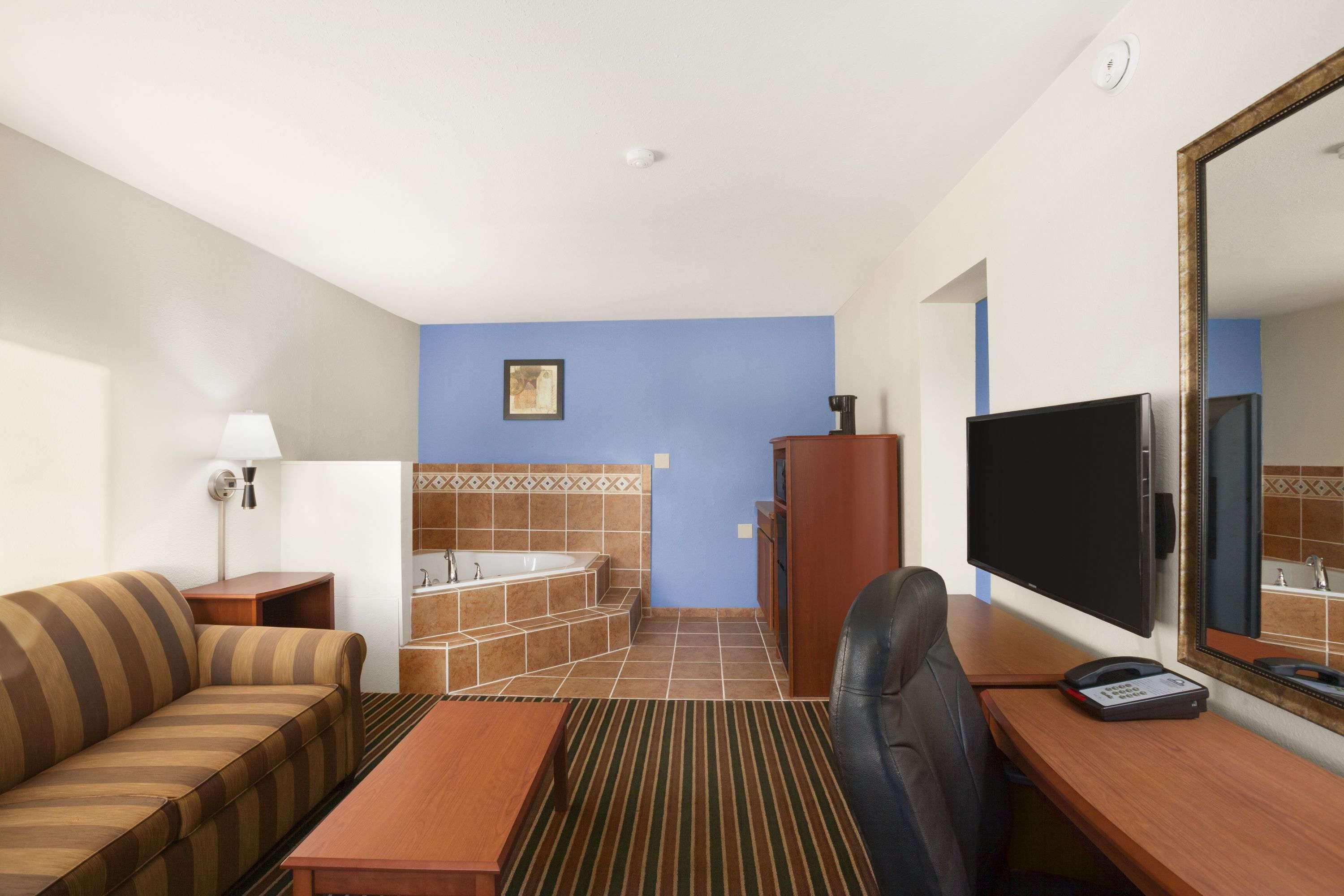 Days Inn by Wyndham Champaign/Urbana Bagian luar foto