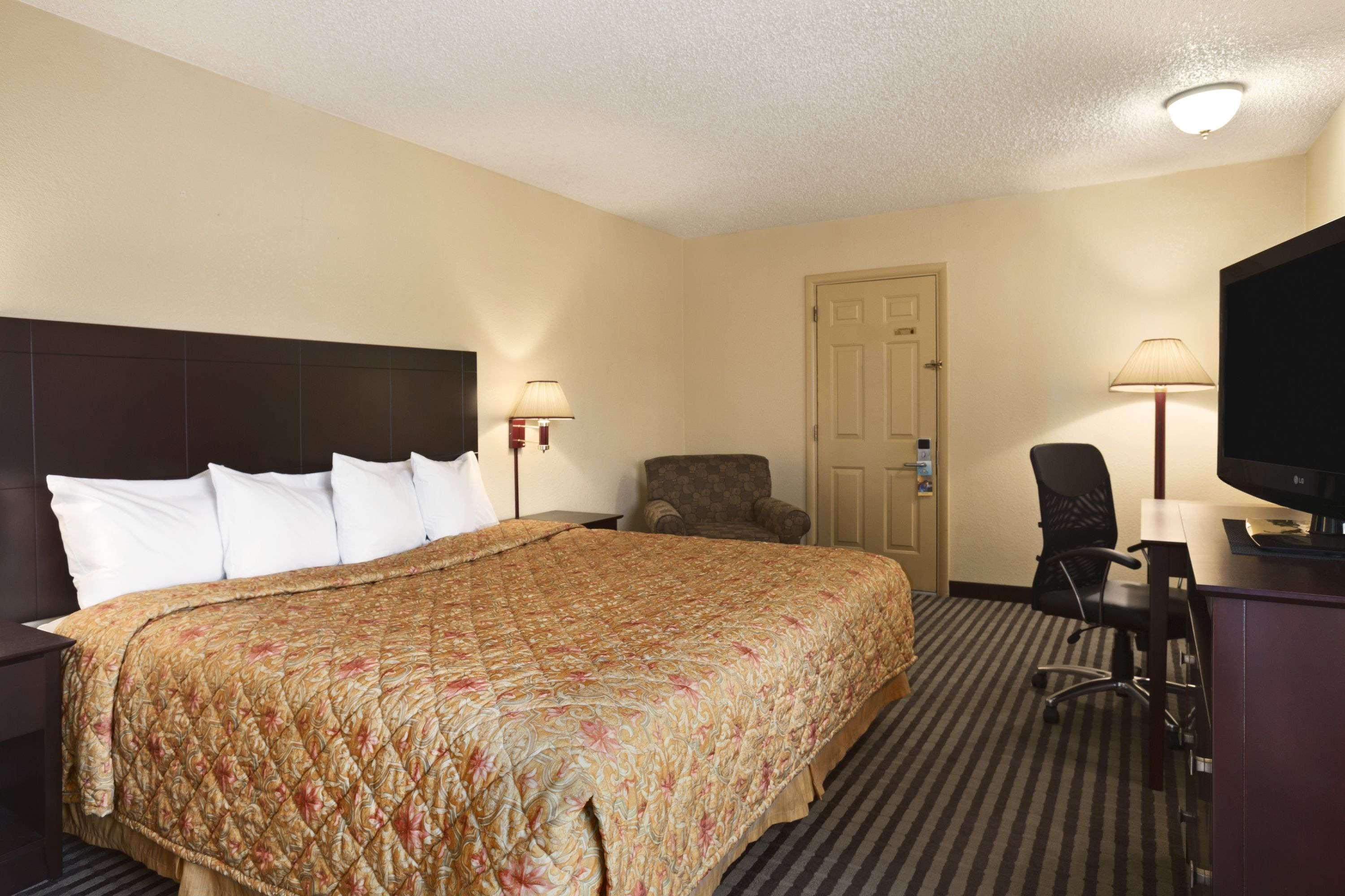 Days Inn by Wyndham Champaign/Urbana Bagian luar foto
