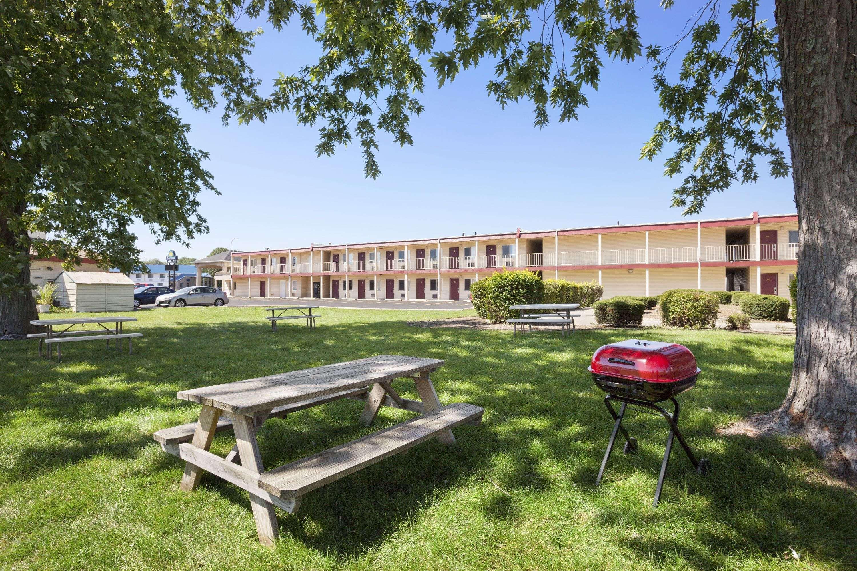 Days Inn by Wyndham Champaign/Urbana Bagian luar foto