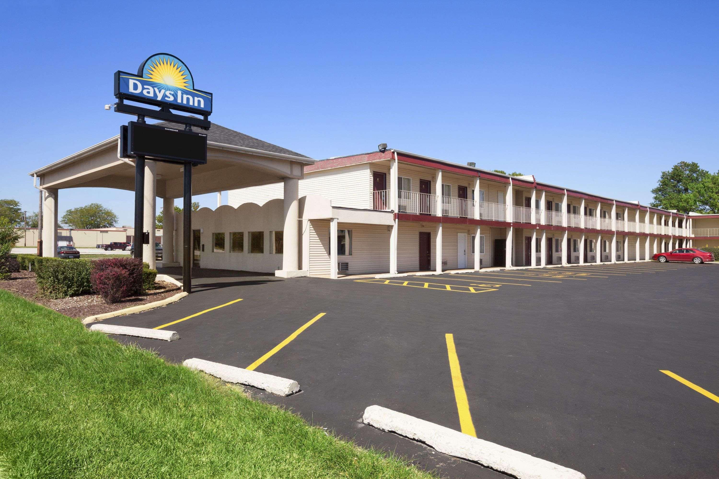 Days Inn by Wyndham Champaign/Urbana Bagian luar foto