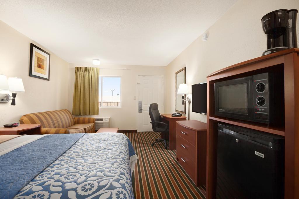 Days Inn by Wyndham Champaign/Urbana Bagian luar foto